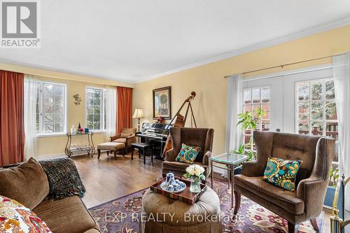 89 Windermere Crescent, Richmond Hill, ON - Indoor Photo Showing Living Room