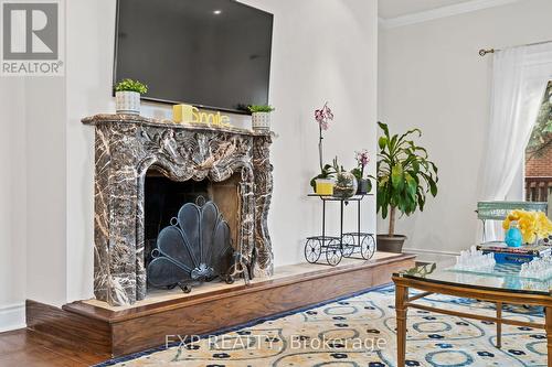 89 Windermere Crescent, Richmond Hill, ON - Indoor With Fireplace
