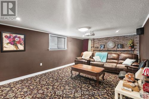 89 Windermere Crescent, Richmond Hill, ON - Indoor Photo Showing Living Room