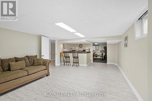 89 Windermere Crescent, Richmond Hill, ON - Indoor Photo Showing Living Room