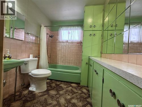413 Maple Street, Maple Creek, SK - Indoor Photo Showing Bathroom