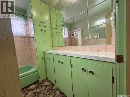 413 Maple Street, Maple Creek, SK - Indoor Photo Showing Bathroom