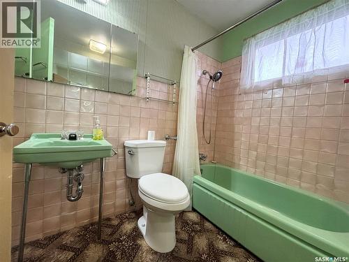 413 Maple Street, Maple Creek, SK - Indoor Photo Showing Bathroom