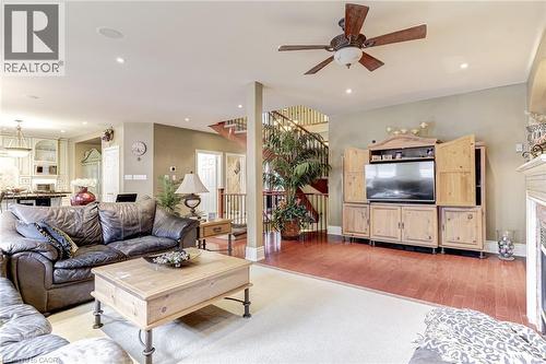 The living room features hardwood flooring, recessed lighting, and a ceiling fan - 4278 Clubview Drive, Burlington, ON - Indoor Photo Showing Living Room