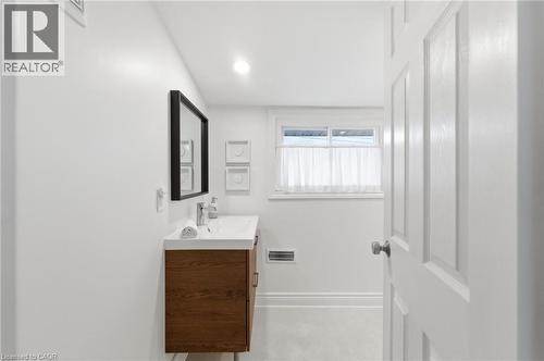 199 Kensington Avenue S, Hamilton, ON - Indoor Photo Showing Bathroom