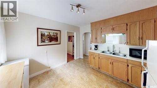 2711 Montreal Crescent, Regina, SK - Indoor Photo Showing Kitchen With Double Sink