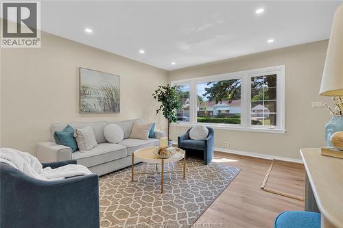 3711 Dandurand Boulevard, Windsor, ON - Indoor Photo Showing Living Room