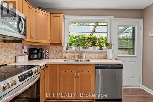 31 Patrick Drive, Aurora, ON - Indoor Photo Showing Kitchen With Double Sink