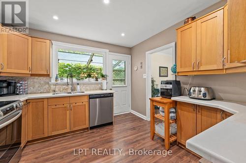 31 Patrick Drive, Aurora, ON - Indoor Photo Showing Kitchen