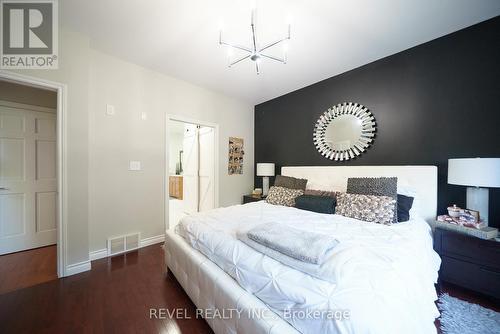 9 Michael'S Lane, Tillsonburg, ON - Indoor Photo Showing Bedroom