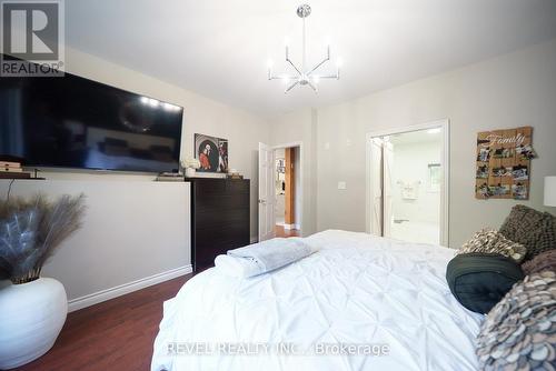 9 Michael'S Lane, Tillsonburg, ON - Indoor Photo Showing Bedroom