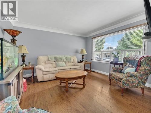 446 East 36Th Street, Hamilton, ON - Indoor Photo Showing Living Room