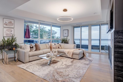 308-2060 Lakeshore Road, Burlington, ON - Indoor Photo Showing Living Room