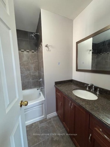 45 Thames Way, Hamilton, ON - Indoor Photo Showing Bathroom