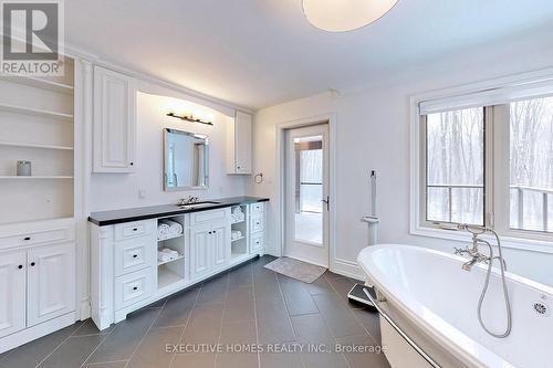 7651 Milburough Line, Milton, ON - Indoor Photo Showing Bathroom
