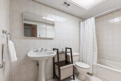 Salle de bains - 4596 Rue Lake, Dollard-Des-Ormeaux, QC - Indoor Photo Showing Bathroom