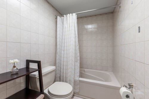 Salle de bains - 4596 Rue Lake, Dollard-Des-Ormeaux, QC - Indoor Photo Showing Bathroom