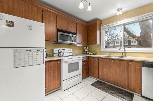 Cuisine - 4596 Rue Lake, Dollard-Des-Ormeaux, QC - Indoor Photo Showing Kitchen