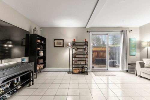 Salon - 4596 Rue Lake, Dollard-Des-Ormeaux, QC - Indoor