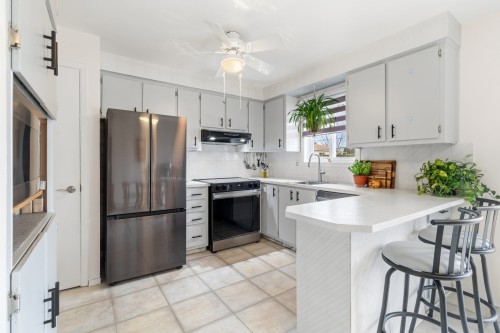 Cuisine - 37 Rue Alphonse, Châteauguay, QC - Indoor Photo Showing Kitchen With Upgraded Kitchen