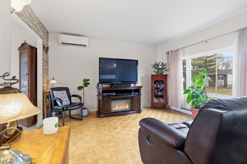 Salon - 37 Rue Alphonse, Châteauguay, QC - Indoor Photo Showing Living Room