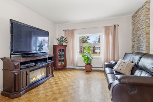 Salon - 37 Rue Alphonse, Châteauguay, QC - Indoor Photo Showing Living Room