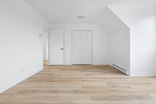 Chambre à coucher principale - 8000 Rue Nelson, Brossard, QC - Indoor Photo Showing Other Room