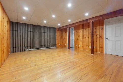 Salle familiale - 8000 Rue Nelson, Brossard, QC - Indoor