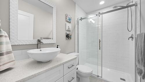 371-6727 Marbella Loop, Kelowna, BC - Indoor Photo Showing Bathroom
