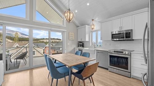 371-6727 Marbella Loop, Kelowna, BC - Indoor Photo Showing Kitchen With Double Sink With Upgraded Kitchen