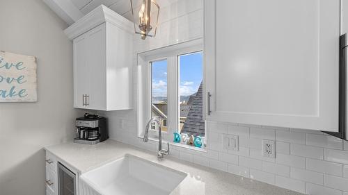 371-6727 Marbella Loop, Kelowna, BC - Indoor Photo Showing Kitchen