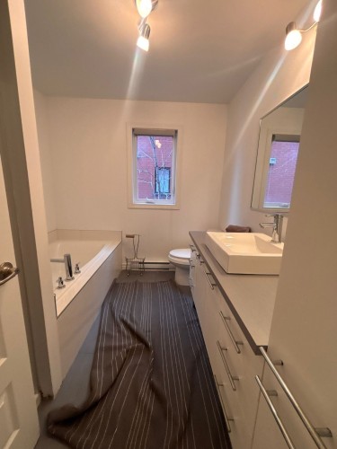 Bathroom - 1144 Rue St-Edouard, Longueuil (Le Vieux-Longueuil), QC - Indoor Photo Showing Bathroom