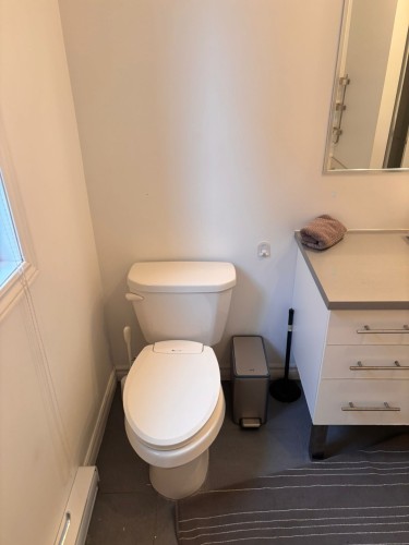 Bathroom - 1144 Rue St-Edouard, Longueuil (Le Vieux-Longueuil), QC - Indoor Photo Showing Bathroom