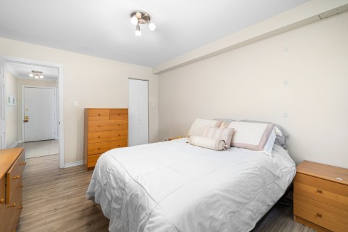 Chambre à coucher principale - 212-575 Ch. Davignon, Dollard-Des-Ormeaux, QC - Indoor Photo Showing Bedroom