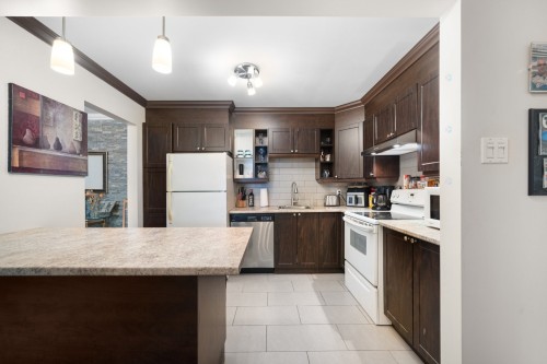 Cuisine - 212-575 Ch. Davignon, Dollard-Des-Ormeaux, QC - Indoor Photo Showing Kitchen With Double Sink