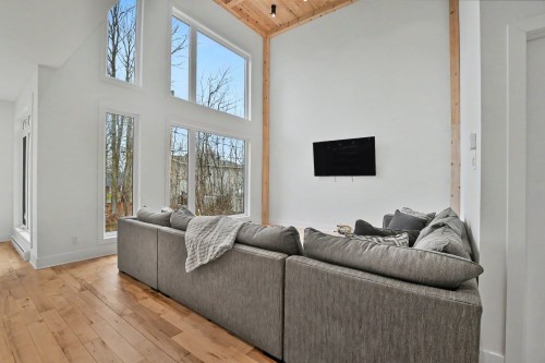 Salon - 312 3E Avenue, Crabtree, QC - Indoor Photo Showing Living Room