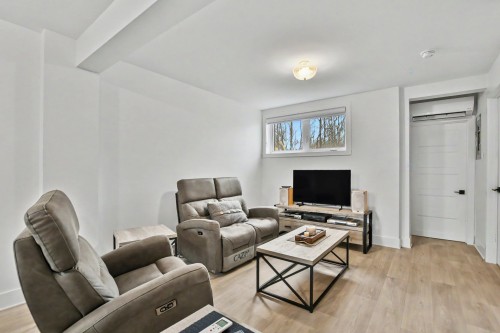 Salon - 312 3E Avenue, Crabtree, QC - Indoor Photo Showing Living Room