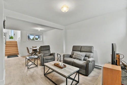 Salon - 312 3E Avenue, Crabtree, QC - Indoor Photo Showing Living Room