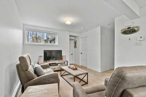 Salon - 312 3E Avenue, Crabtree, QC - Indoor Photo Showing Living Room