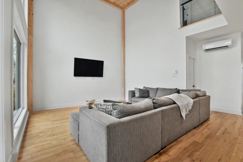 Salon - 312 3E Avenue, Crabtree, QC - Indoor