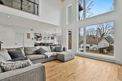 Salon - 312 3E Avenue, Crabtree, QC - Indoor Photo Showing Living Room