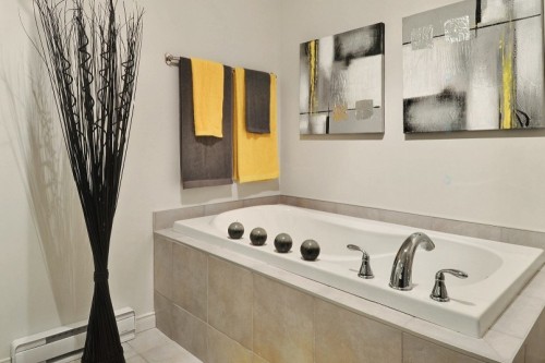 Salle de bains - 100 Rue De La Maçonnerie, Châteauguay, QC - Indoor Photo Showing Bathroom