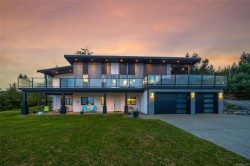 1704 Warn Way Qualicum Beach, BC V9K 2S3
