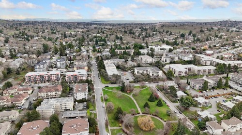 202-3255 Glasgow Ave  Saanich, BC V8X 4S4