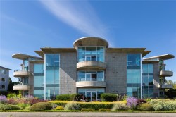 104-1284 Beach Dr Oak Bay, BC V8S 2N3