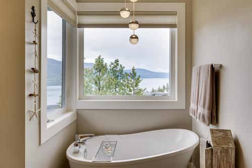 3303 Water Birch Circle, Kelowna, BC - Indoor Photo Showing Bathroom