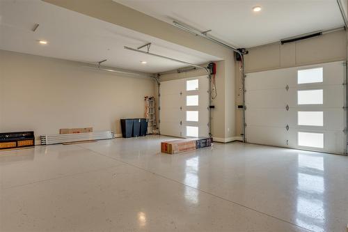 3303 Water Birch Circle, Kelowna, BC - Indoor Photo Showing Garage