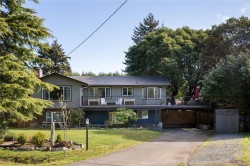 1322 Reginald Pl Langford, BC V9B 1T6