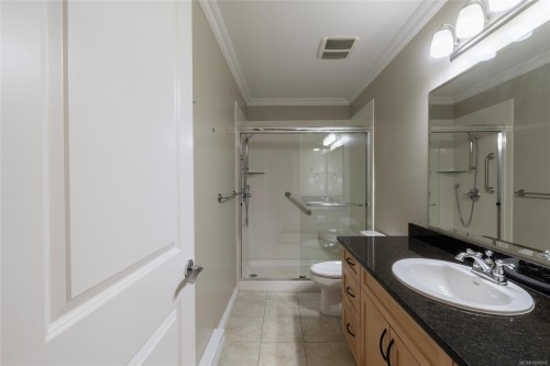 201-9942 Third St, Sidney, BC - Indoor Photo Showing Bathroom