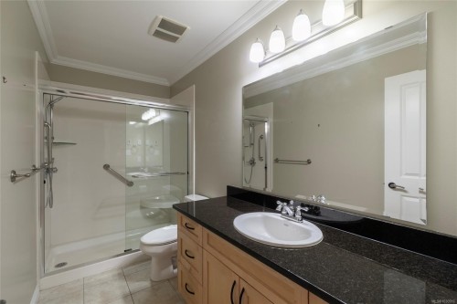 201-9942 Third St, Sidney, BC - Indoor Photo Showing Bathroom